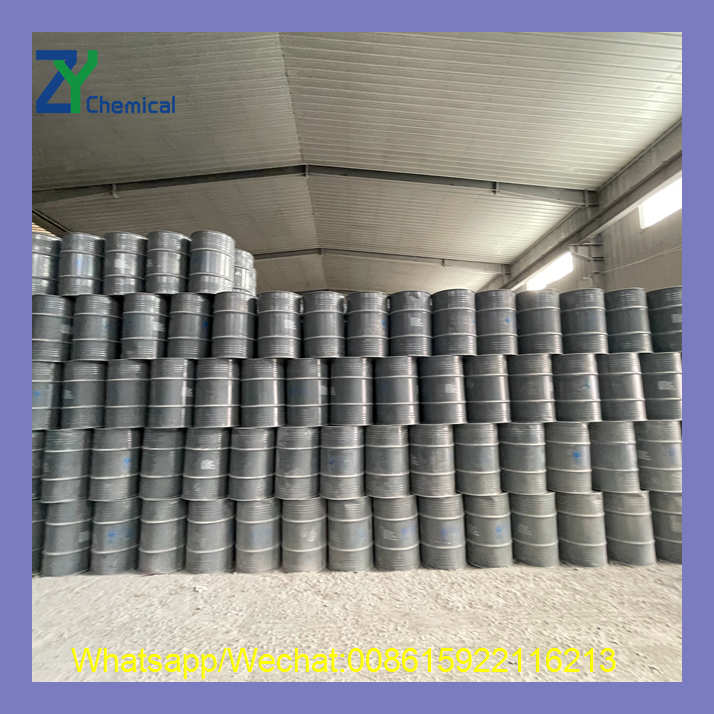 Inside a modern, standardized warehouse, hundreds of iron drums containing calcium carbide are neatly arranged and well-stocked, demonstrating the company's robust capacity for immediate supply.