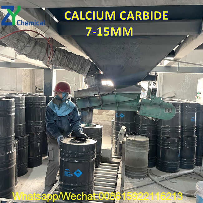 A factory worker operates advanced machinery to package 7-15mm calcium carbide, a preferred size for controlled ethylene generation in fruit ripening.