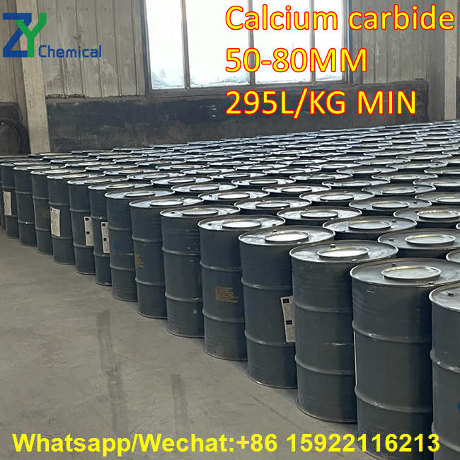 In the warehouse of a professional calcium carbide supplier, large quantities of high-quality, well-sealed drums containing 50–80mm calcium carbide are neatly arranged, awaiting shipment for export.