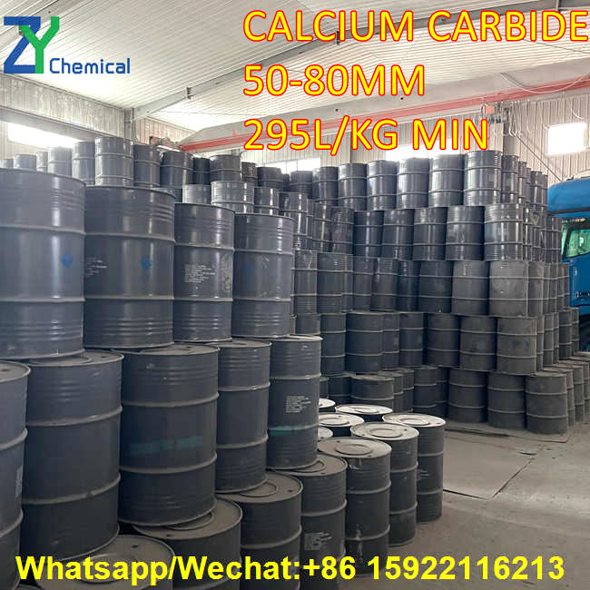 Calcium carbide suppliers have sufficient reserves, and there are a large number of industrial-grade calcium carbide iron barrels that meet shipping standards stacked high in large industrial warehouses.